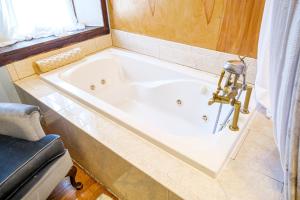Deluxe Double Room with Spa Bath  room in Stone Manor Boutique Inn