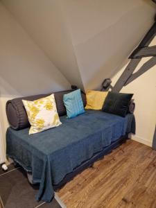 Appartements Les 9 Portes Coulommiers : Chambre Triple - Vue sur Ville