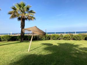 Apartamento con vistas al mar en urbanización en primera linea de playa