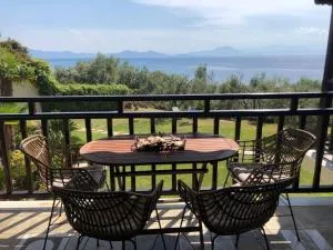 Olive Tree Bay - 莱福卡斯特龙