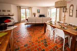 Villas Villa avec piscine dans un village - superbe vue montagne -5 minutes de la plage : photos des chambres
