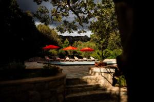 Villa avec piscine dans un village - superbe vue montagne -5 minutes de la plage