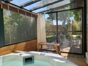 Le mazet des amants, cabane en bois avec jacuzzi privatif