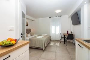 House Feral (Vis center)