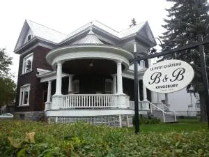 Le Petit Château Montebello B&B - LʼOrignal
