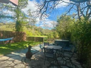 Tiny Romantic Retreat with Hot Tub on a Country Estate near Cardigan Bay in Eryri Snowdonia