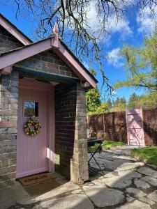 Tiny Romantic Retreat with Hot Tub on a Country Estate near Cardigan Bay in Eryri Snowdonia
