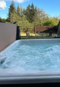 Odea Hot tub Holiday Cottage - Terreglestown