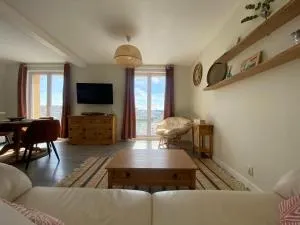 Établissement 3 étoiles avec ASCENSEUR, 3 appartements lumineux vue port avec balcon, 200m de la mer, Wifi Fibre, tous service inclus - Dieppe