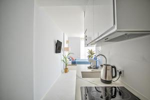 Elegant studio with pool and seaview