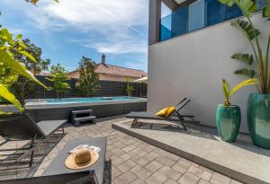 House with pool Ledenko