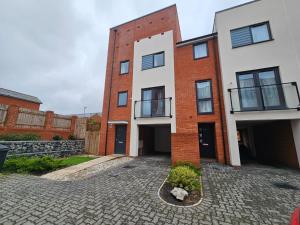 Air conditioned Modern 3 Bedroom Town House