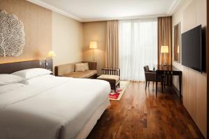 Club, Club lounge access, Larger Guest room, 1 King room in Sheraton Bratislava Hotel