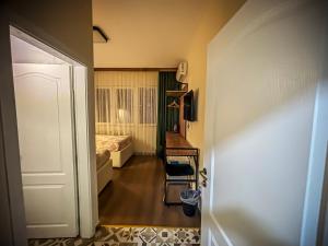 Calla Bella Rooms & Snack Bar