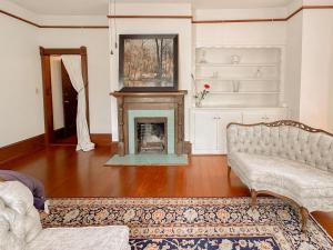 Cozy Victorian Apartment Downtown Sleeps 5
