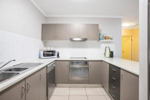 Sunrise Palms - Resort-style Escape by the Esplanade