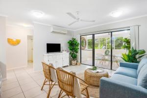 Sunrise Palms - Resort-style Escape by the Esplanade