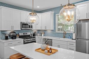 House on Cora - Sleeps 10 Hot Tub & Walk to Main