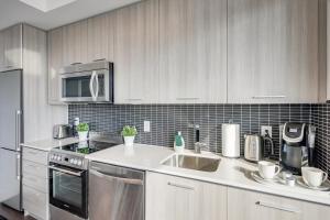 Epic 2BR Condo with Panoramic CN Tower & City View