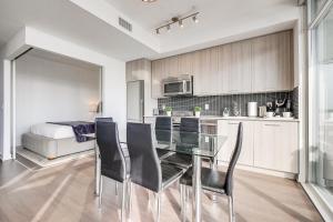 Epic 2BR Condo with Panoramic CN Tower & City View