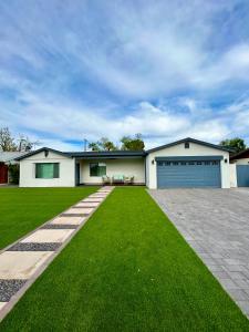 Spacious Lux Home with Garage, Sleeps 12 Guests, Central Phoenix