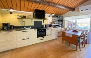 Amazing Home In Knäred