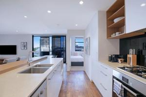 Regatta Hideaway - A Breezy Balcony Residence