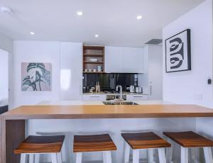 Regatta Hideaway - A Breezy Balcony Residence