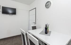 Lovely Apartment In Privlaka