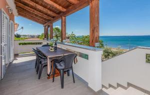 Lovely Apartment In Privlaka - 3hvězdičkové hotely ve městě Privlaka