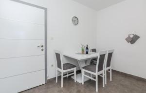 Lovely Apartment In Privlaka