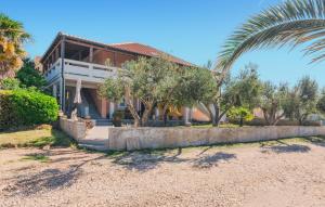 Lovely Apartment In Privlaka