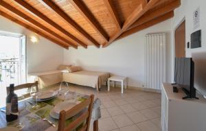 1 Bedroom Beautiful Apartment In Domaso