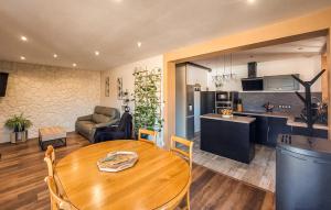 Awesome Home In Saint-Michel-Chef-Chef