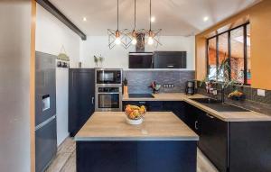 Maisons de vacances Awesome Home In Saint-Michel-Chef-Chef : photos des chambres