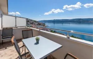 Cozy Apartment In Komarna With Kitchen - Ploča