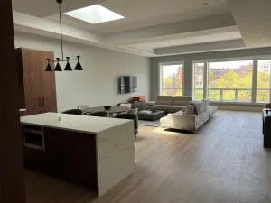 The Monty Boston - Dock Square