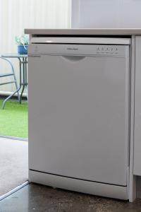 Mount Stuart Hideaway walk to restaurant strip