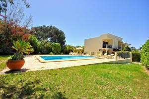 A stylish villa with a private pool, short drive from the centre, free AC Wifi