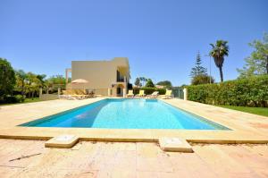 A stylish villa with a private pool, short drive from the centre, free AC Wifi