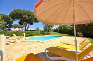 A stylish villa with a private pool, short drive from the centre, free AC Wifi