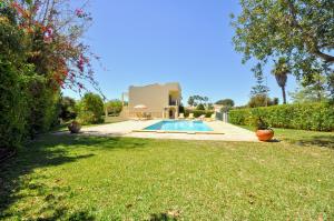 A stylish villa with a private pool, short drive from the centre, free AC Wifi