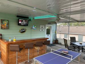 Bay Breeze Bliss-Hot Tub, Bar and Canal 5mi to Beach