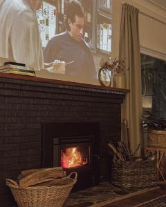 Harrys House Warburton - Peaceful Riverside cottage in the perfect location