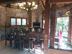 Dreamy 3 bedroom villa on the edge of the Sabie River in Kruger Park Lodge