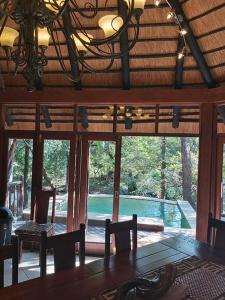 Dreamy 3 bedroom villa on the edge of the Sabie River in Kruger Park Lodge