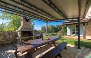 Rustic Villa Giselle with pool in Vizinada 