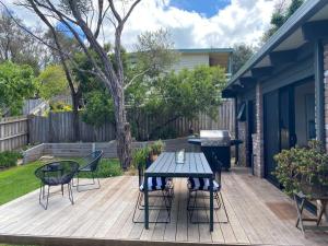 Beach cottage, 4 mins to sea with spacious garden