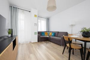 Modern Apartment near Airport Warsaw Włochy by Renters