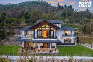 StayVista at Summerfield Manor with Lawn & Valley View - 比姆塔尔